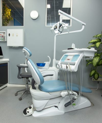 Revisión odontológica con tecnología avanzada en clínica dental Toledo