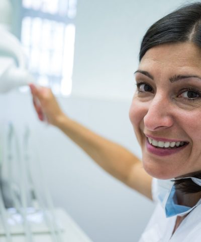 Tecnología de última generación utilizada en un procedimiento odontológico.