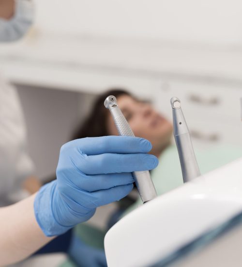 Dentista en Toledo realizando tratamiento dental avanzado con técnicas modernas